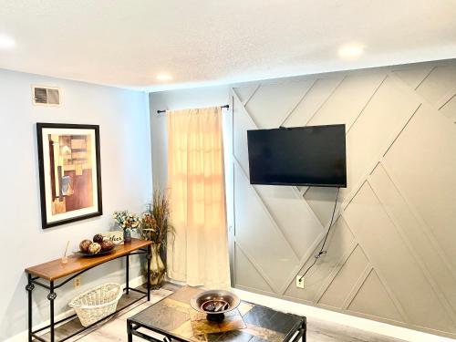 Welcome travel techs King bed 2br 1 5 ba 4beds sleep 5 xAI Project Pyramid in Memphis, United States