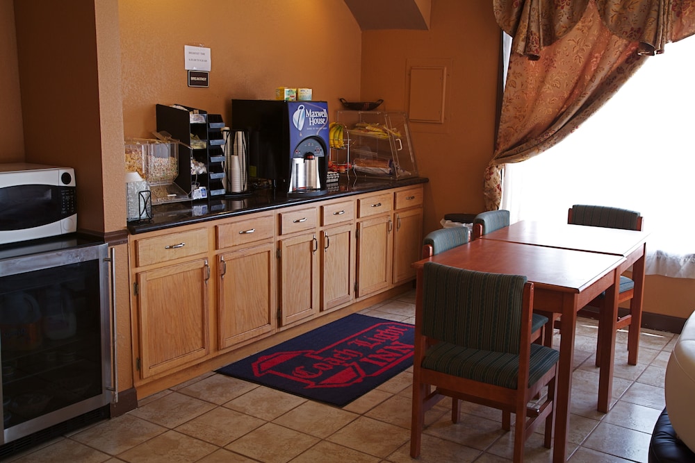 Coach Light Inn Brenham - photo 27