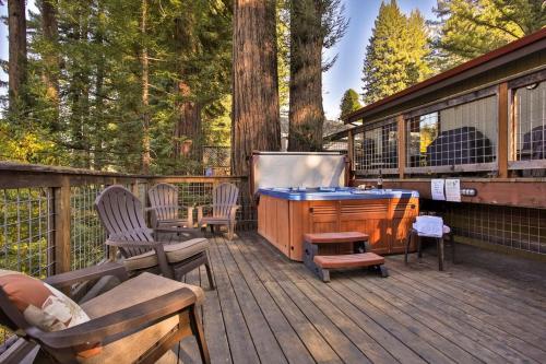 Lily Pad Hot Tub Private Dock BBQ Game Room Walk to Town Fast WiFi Dog Friendly - photo 2