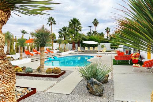 Designer Wexler Oasis with Saltwater Pool & Spa in Palm Springs, United States