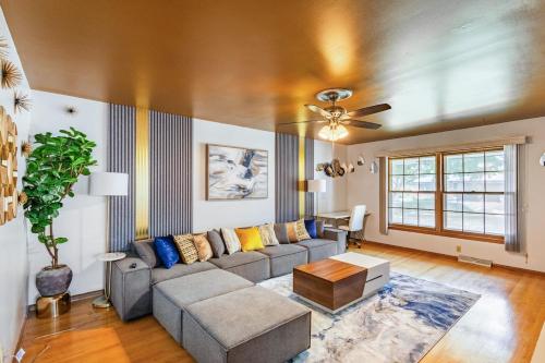 Luxury 8 guest King Bed garage in Milwaukee, United States