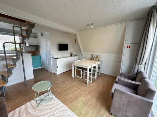 Gezellige chalet in Nieuwpoort 'DUNEPARK' Opkuis inbegrepen in de prijs — 4-Star Luxury Hotel in Oostduinkerke, Belgium