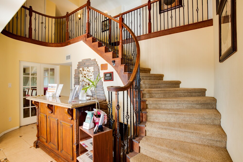 Dream Manor Inn - photo 2