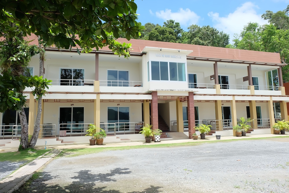 Chokdee Resort in Ko Chang Tai, Thailand