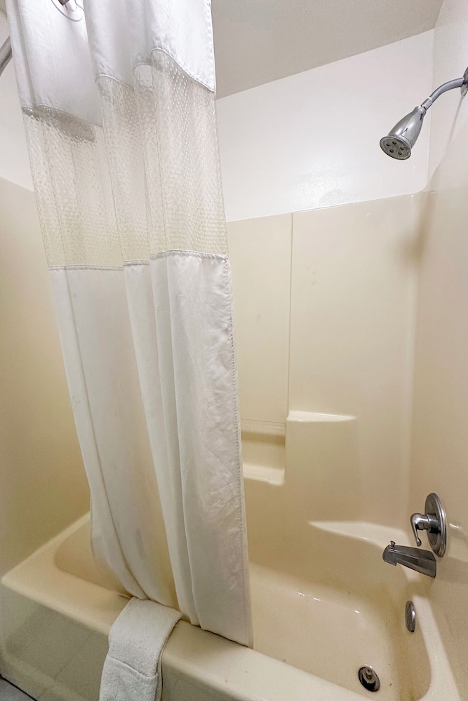 Bonita Lakes Inn by Capital O Meridian I20 - photo 66