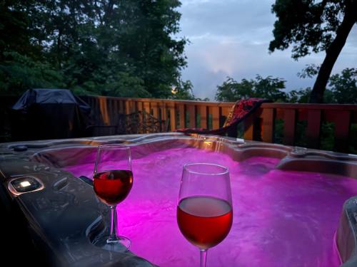 Ski Mtn Chalet: Hot Tub Sauna Fireplace Arcade Games Mountain Views — 4-Star Luxury Hotel in Gatlinburg, United States