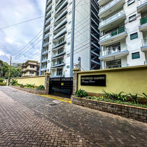 Modern 2 bed Apt in Riverside Westlands Nairobi behind Riverside Square Mall with Gym 5 minutes to CBD with scenic nature and River views situated on the 8th floor