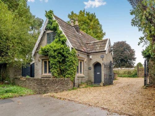 2 bedroom cosy cottage with hot tub in hambrook close to Bristol City Centre — 4-Star Luxury Hotel in Bristol, United Kingdom