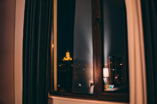 Apartment Sixteen