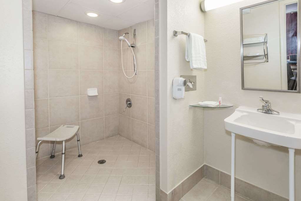 Super 8 by Wyndham Valdosta Mall - photo 9
