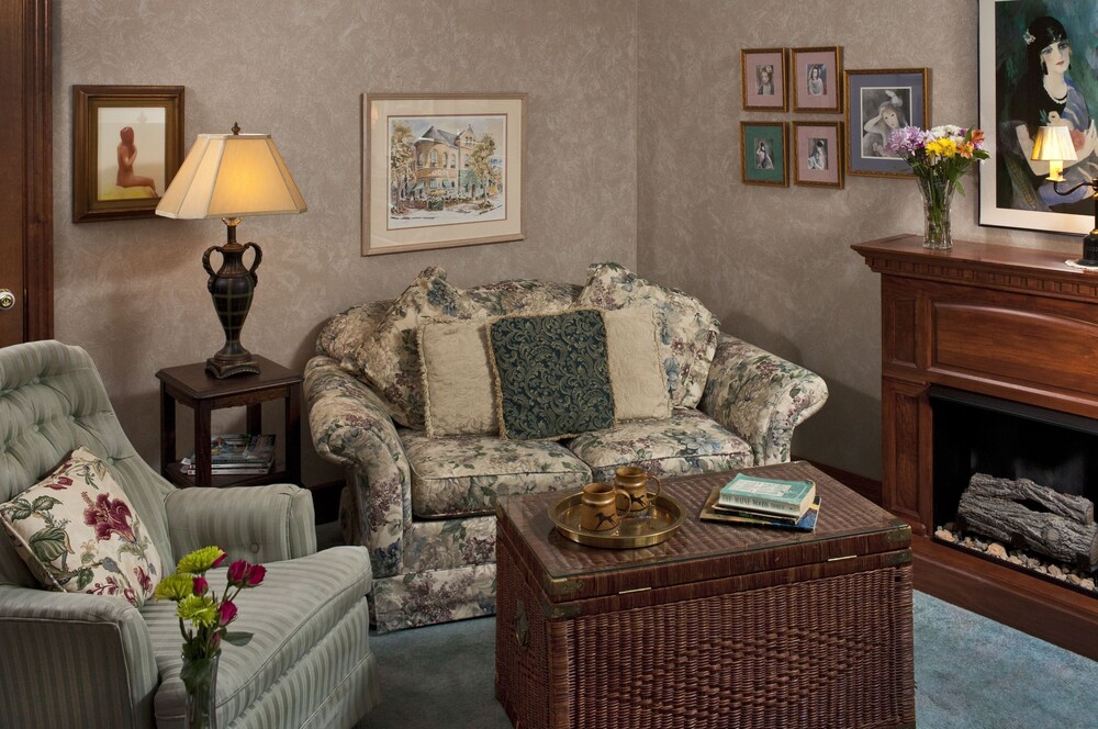 Cliff Cottage Inn Victorian B&B and Boutique Hotel - photo 9