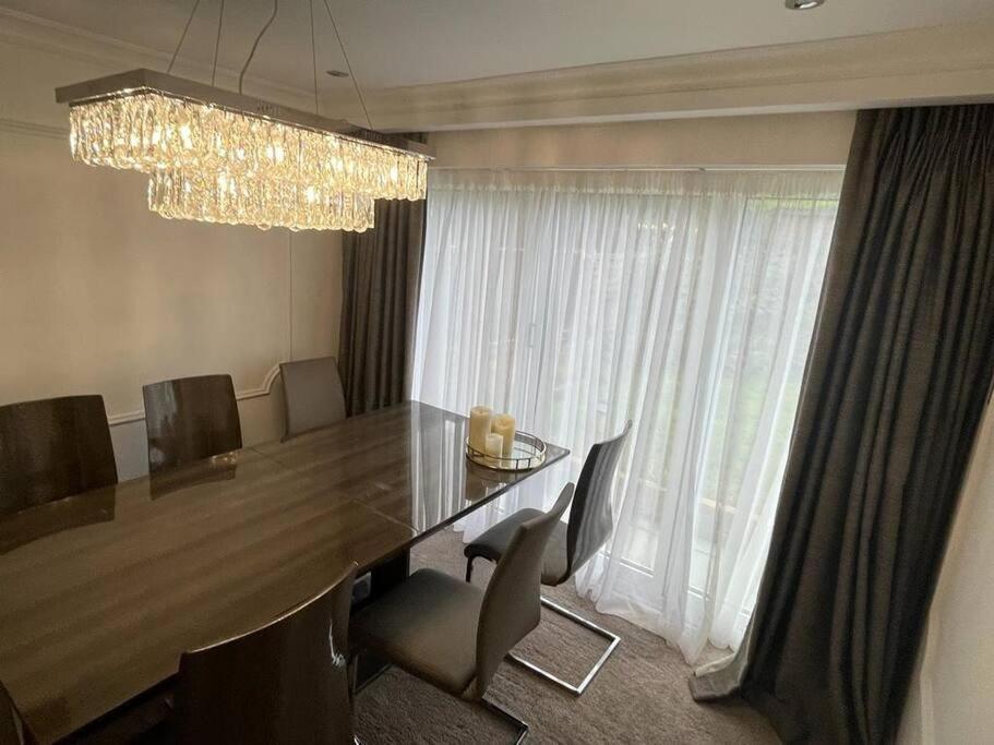 Lovely 3 bedroom house in Borehamwood . — 4-Star Luxury Hotel in Borehamwood, United Kingdom