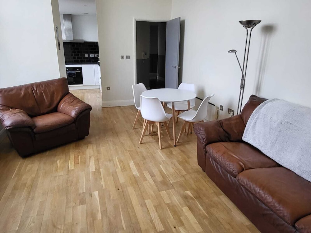 Stunning 3 bed Apartment in Heart of Cardiff Bay — 4-Star Luxury Hotel in Cardiff, United Kingdom