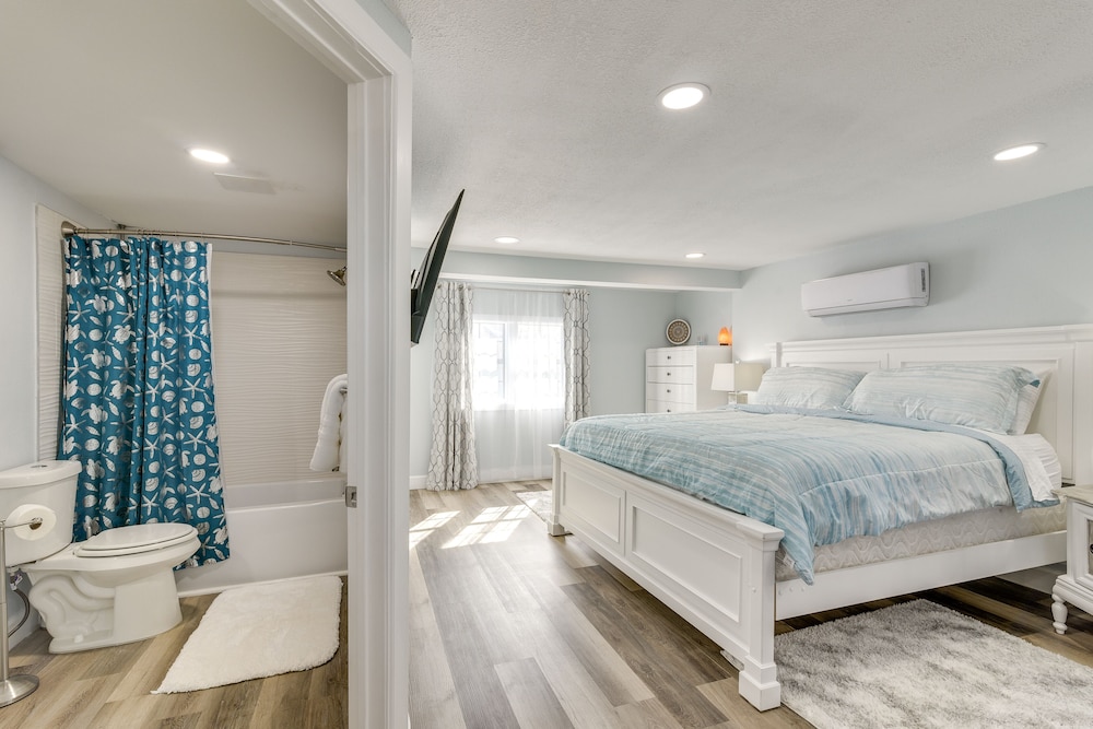 Galveston Getaway w Shared Yard Walk to Seawall - photo 3