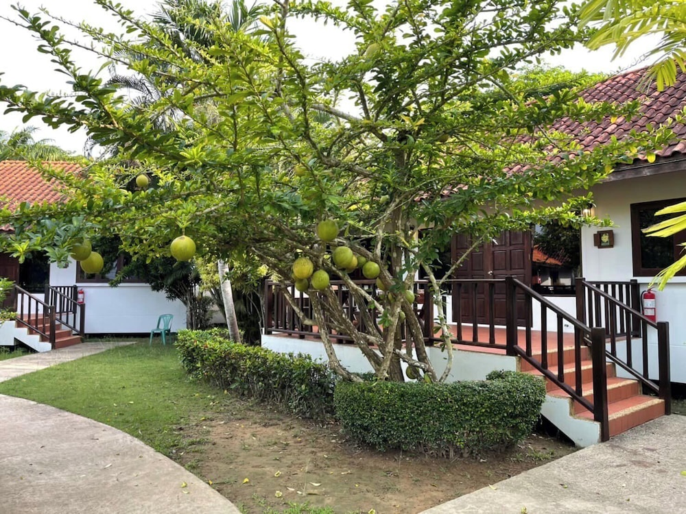 Sailom Resort Bangsaphan - carbon neutral hotel in Bang Saphan