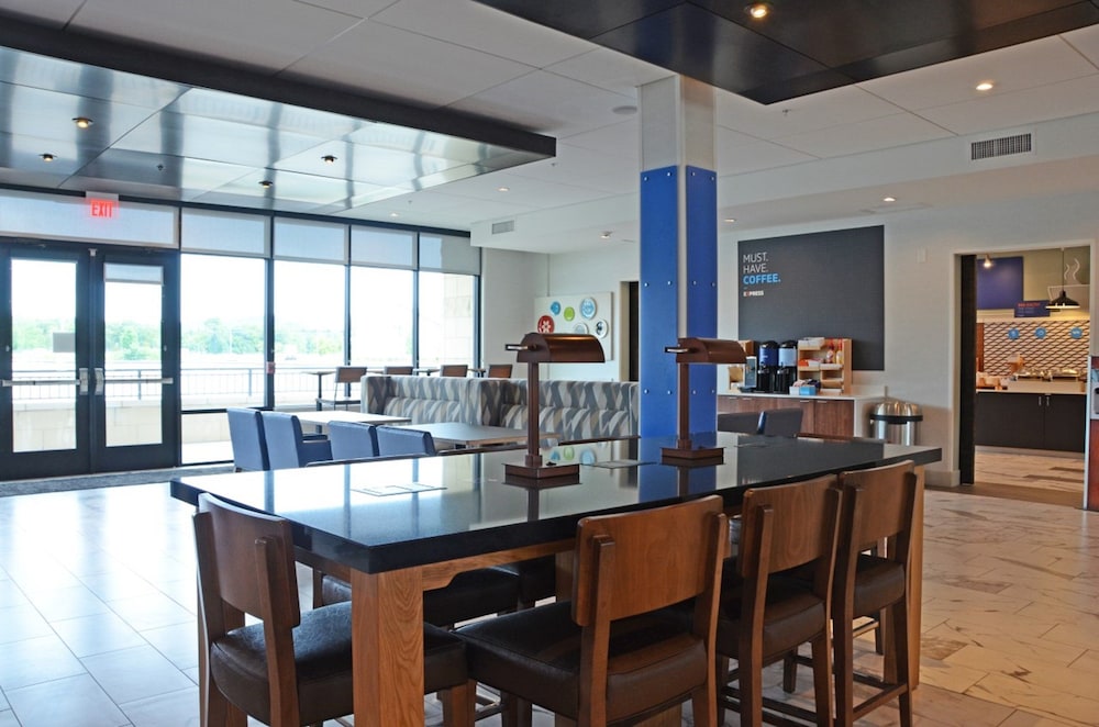 Holiday Inn Express & Suites Franklin Berry Farms by IHG - photo 43