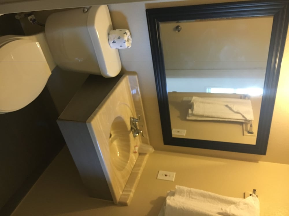 Pelican Inn and Suites - photo 12