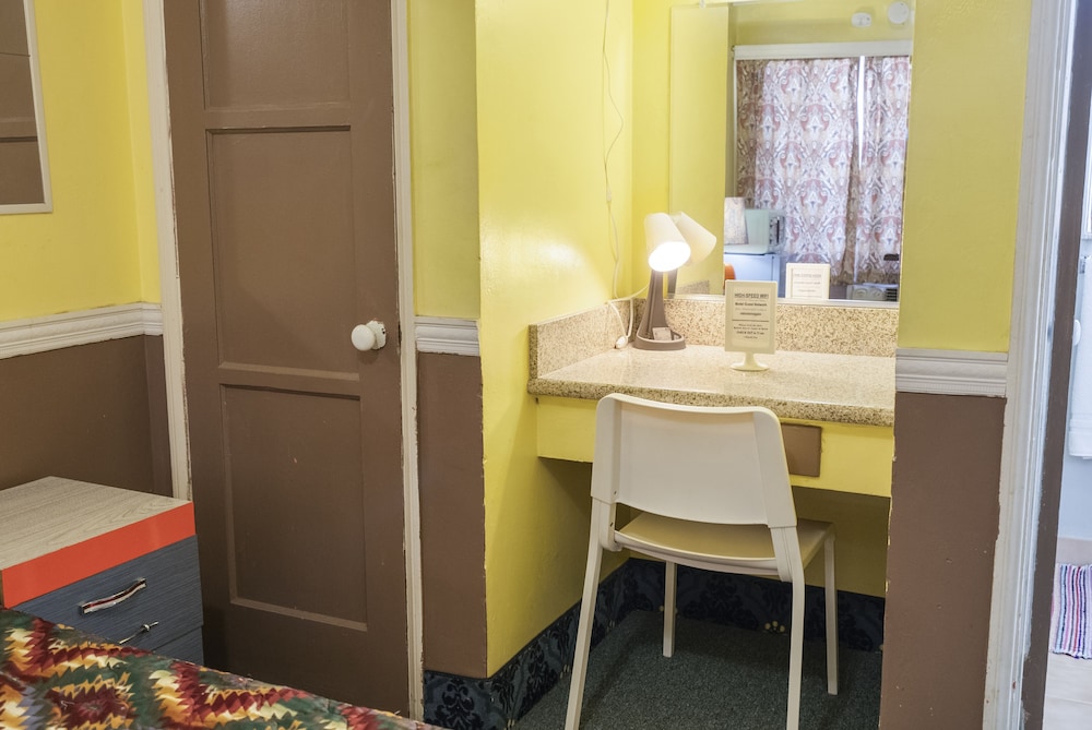 The New Star Motel with Studio Kitchens: 1950s Extended Stay Lodging and Retreat Center - photo 19