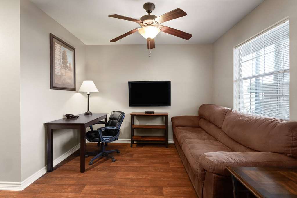 Eagle's Den Suites Cotulla a Travelodge by Wyndham - photo 18