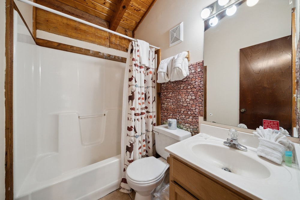 A Lover's Paradise 1 Bedroom Cabin Heavenly Views Resort - photo 10