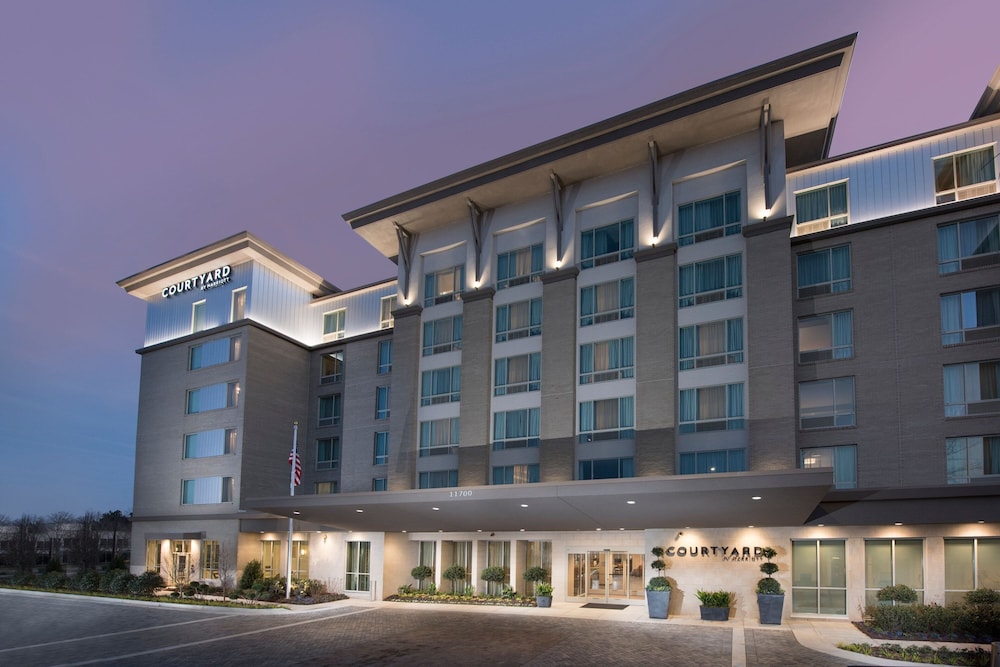 Courtyard by Marriott Atlanta Alpharetta Avalon Area - carbon neutral hotel in Alpharetta
