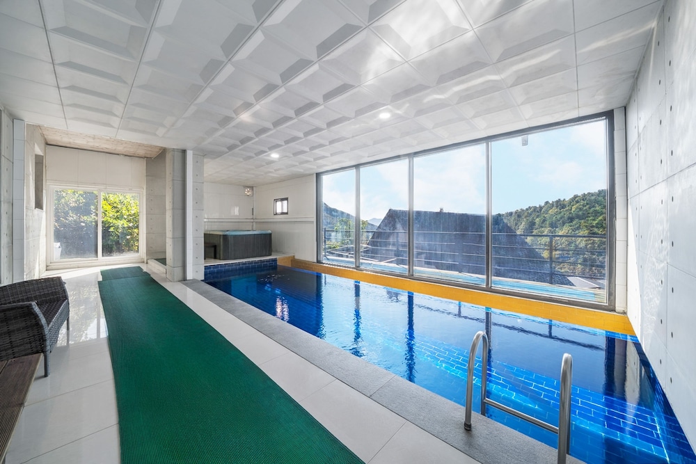 Yangpyeong Seulburg Private Poolvilla in Yangp'yong, South Korea