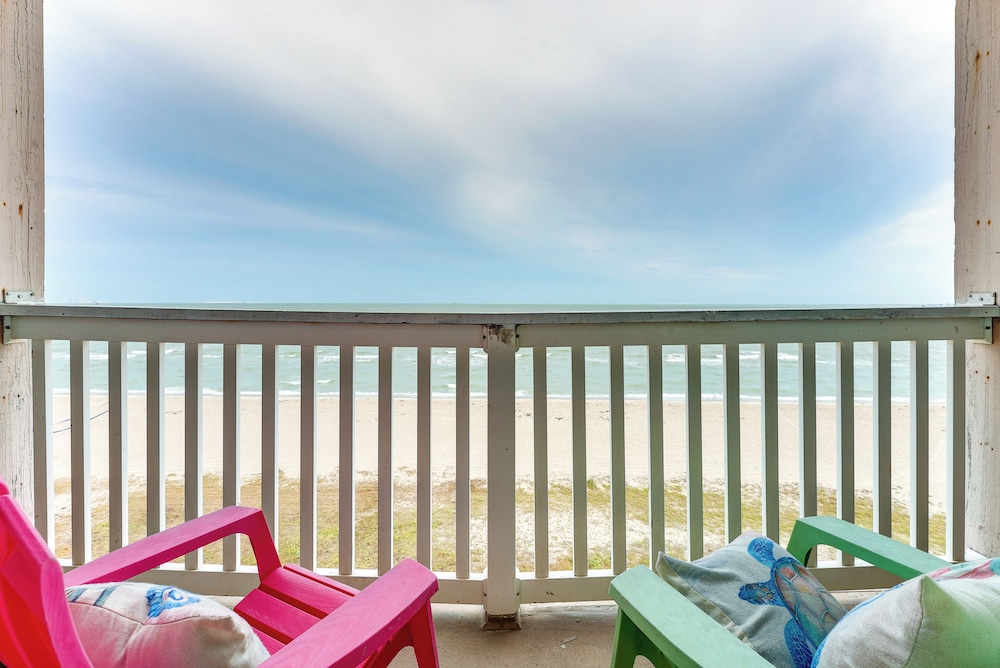 Stunning Beachfront Corpus Christi Condo W pool — 4-Star Luxury Hotel in Corpus Christi, United States