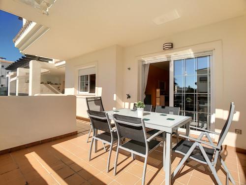 2239 Lovely 2 bedrooms with pool and paddle court — 4-Star Luxury Hotel in Manilva, Spain