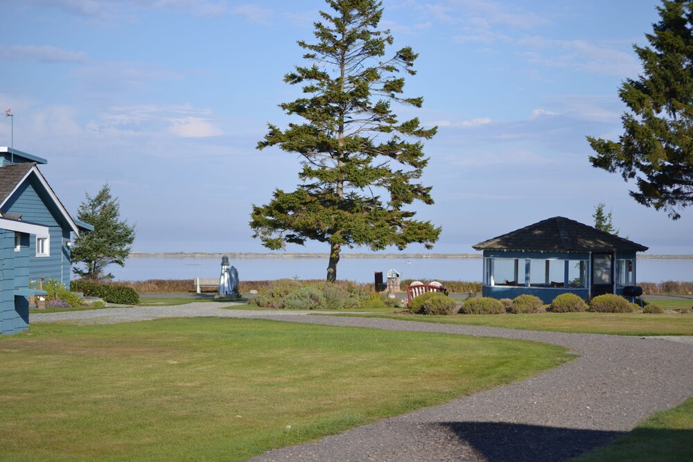 Juan de Fuca Waterfront Hotel & Cottages - photo 21