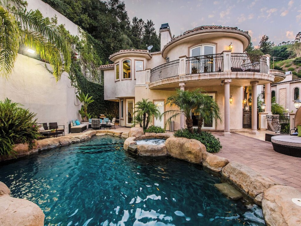 Robmar Mansion Beverly Hills Mediterranean Estate With Pool & Sport Court — hotel in Beverly Hills