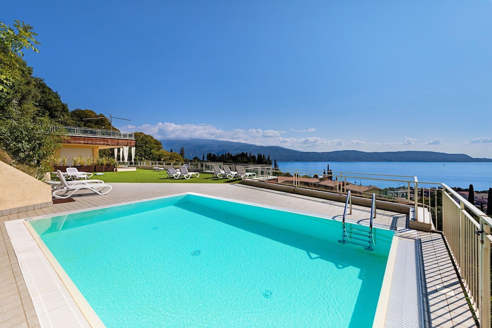 Poggio al Sole 6 Apartment by Wonderful Italy — 4-Star Luxury Hotel in Toscolano Maderno, Italy