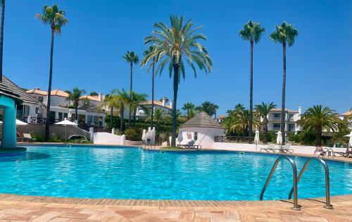 Beautiful 2 Bedroom Self Catering Apartment with Private Pool and Garden in the Encosta do Lago Resort in Quinta do Lago in Almancil, Portugal