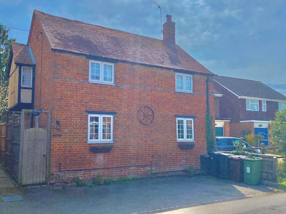 Oxfordshire Village Cottage With Private Garden 17299291 — Wantage