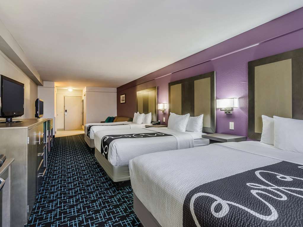 La Quinta Inn & Suites by Wyndham Kansas City Airport - photo 38