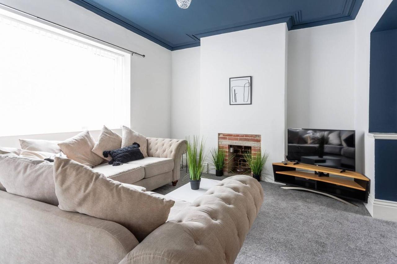 Homey and Spacious 3 BR house for large group — 4-Star Luxury Hotel in Blyth, United Kingdom