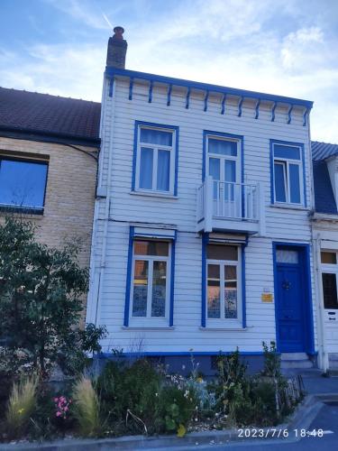 Jolie Maison en Bois Authentique — 4-Star Luxury Hotel in Saint-Pol-Sur-Mer, France