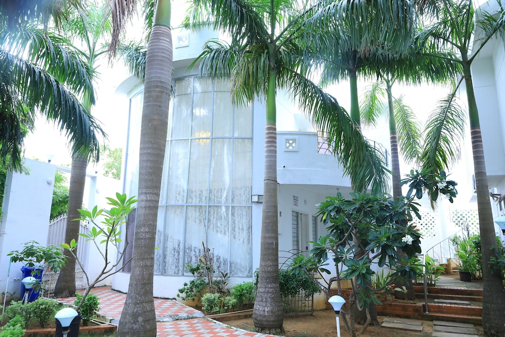 Anton White Villas Resort in Seven Pagodas, India