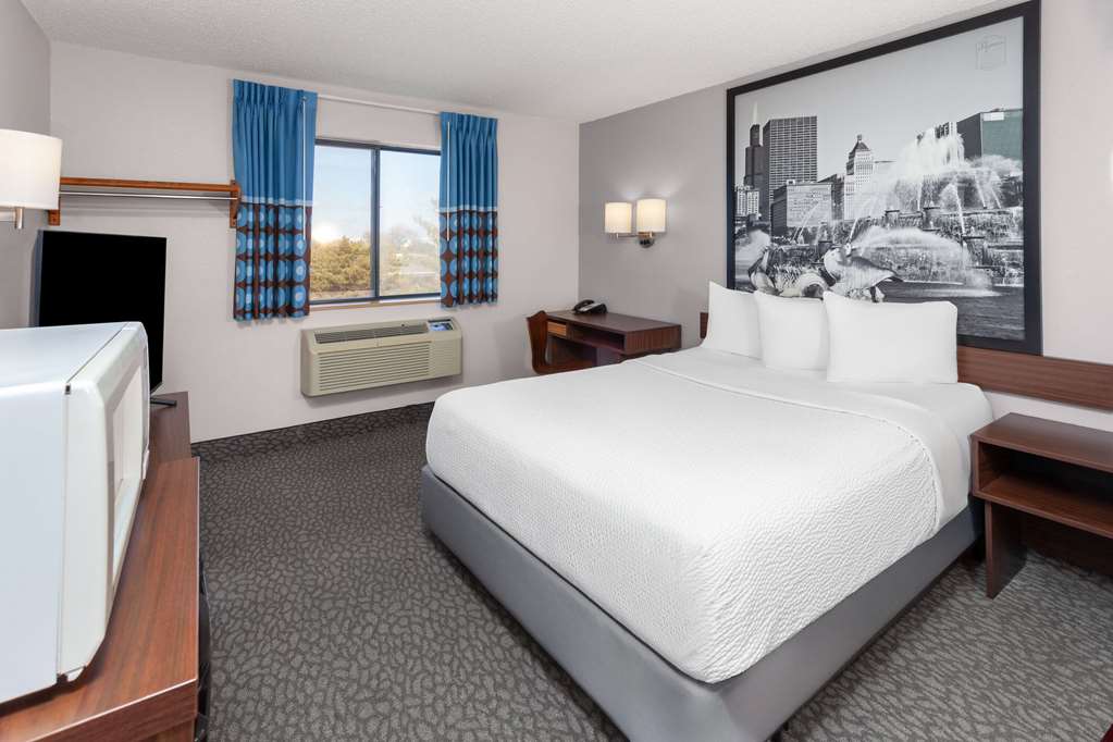 Super 8 by Wyndham Romeoville Bolingbrook - photo 15