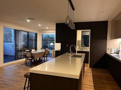 Brand New & Central 3 Bedrooms with 3 En suites — 4-Star Luxury Hotel in Auckland, New Zealand