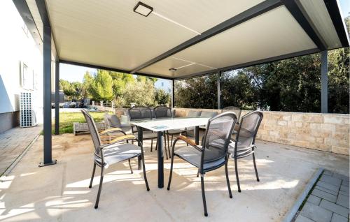 Gorgeous Apartment In Bibinje With Wifi — 4-Star Luxury Hotel in Bibinje, Croatia