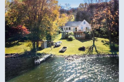 Catskills Lakefront with Kayaks HotTub & Firepit — hotel in Jonestown