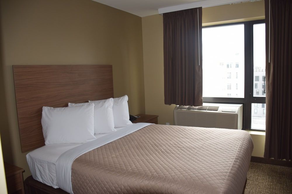 Astoria Delancy Inn and Suites - photo 9