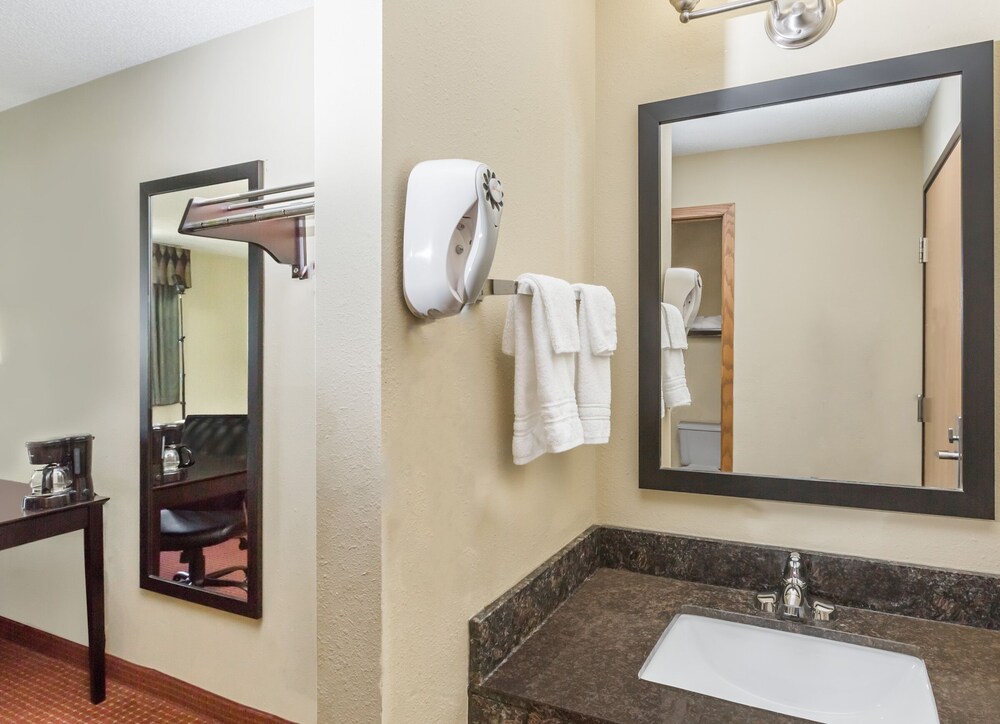 Western Inn & Suites - photo 12