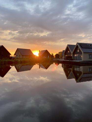 Spacious Waterfront Family Gem — hotel in Noordwolde