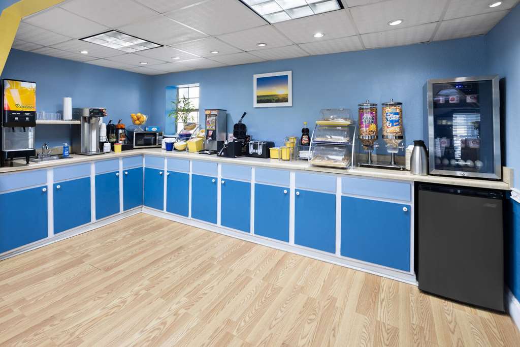 Days Inn by Wyndham Waycross - photo 23