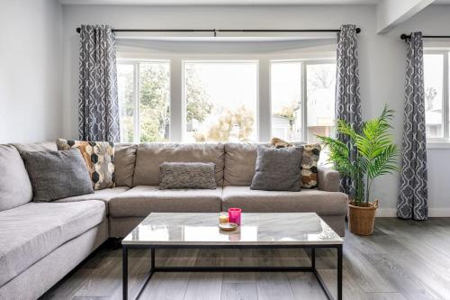Adorable 2BR 2BA House with EV & Free Parking and Family Friendly in Los Angeles — 4-Star Luxury Hotel in Los Angeles, United States