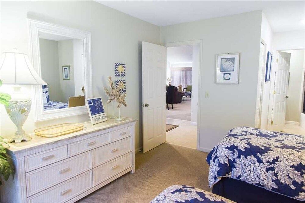 Updated Baths w Tile Showers King 2 Twins sleeps 4 Bikes & Beach Gear included - photo 17