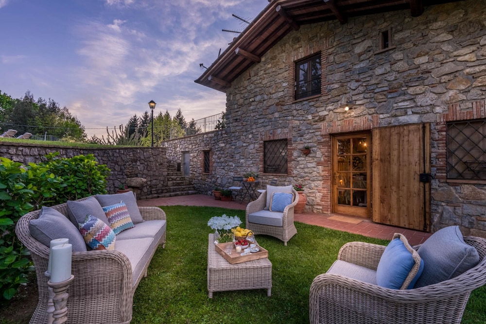 Grumo Farmhouse in Pescaglia — 4-Star Luxury Hotel in Pescaglia, Italy