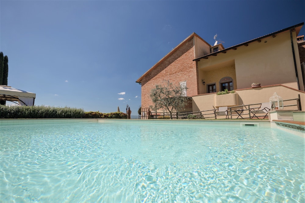 Villa Linda — 4-Star Luxury Hotel in Montaione, Italy