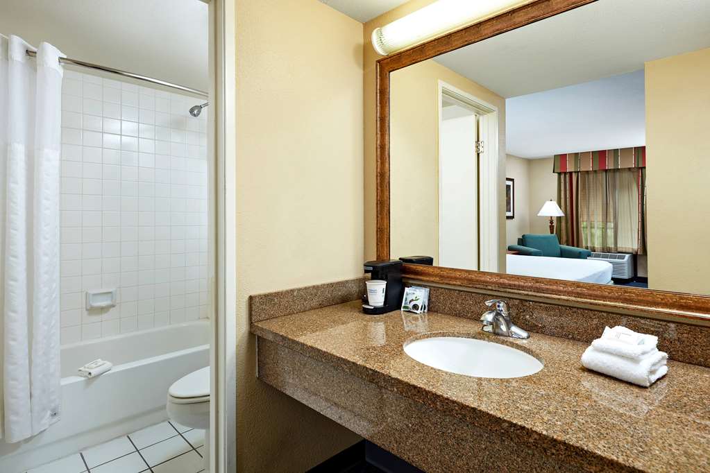 La Quinta Inn & Suites by Wyndham Thousand Oaks Newbury Park - photo 21